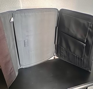 Funda iPad o portátil efecto engomado negro. Zara.