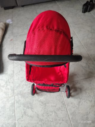 Carrito de muñecas rojo