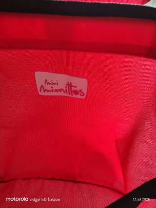 Carrito de muñecas rojo