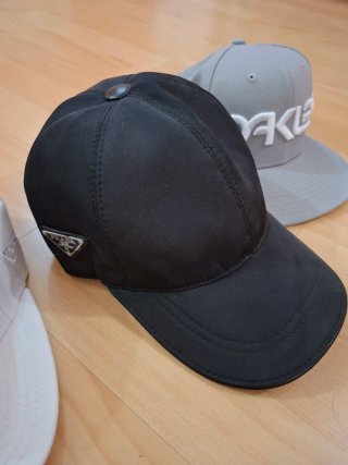 Lote 3 Gorras Oakley y Prada