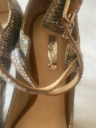 Zapatos de tacón dorados y plateados