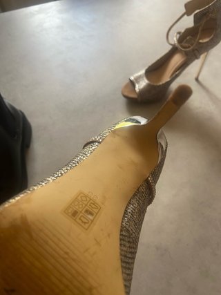 Zapatos de tacón dorados y plateados