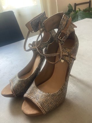 Zapatos de tacón dorados y plateados