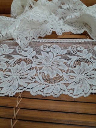 Encaje de Nylon Blanco y Dorado 1.50m x 12cm