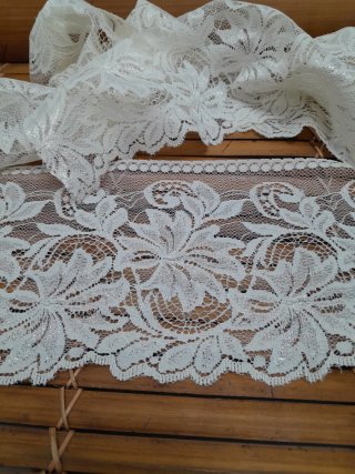 Encaje de Nylon Blanco y Dorado 1.50m x 12cm