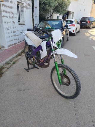 Derbi senda + estantería llena de recambios