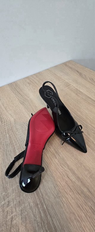 Zapatos de salón negros con lazo