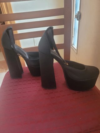 Zapatos de plataforma negros, de raso