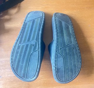 Chanclas Nike Negras y Doradas