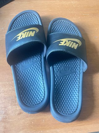 Chanclas Nike Negras y Doradas