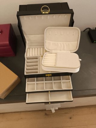 Set portagioie nero con dettagli oro