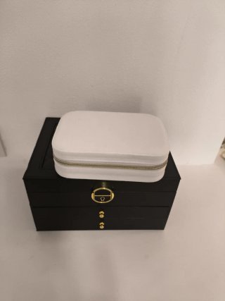 Set portagioie nero con dettagli oro