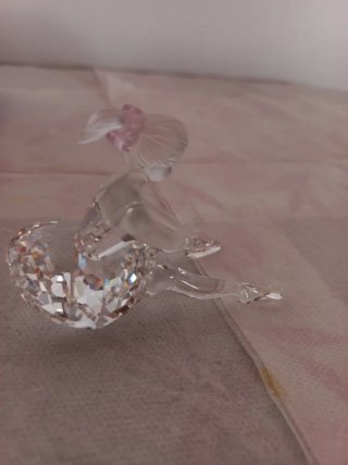 Ballerina Swarovski che si allaccia la scarpa