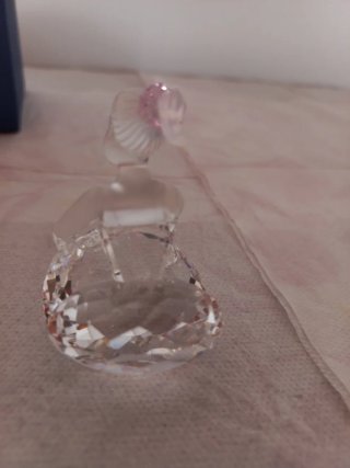 Ballerina Swarovski che si allaccia la scarpa