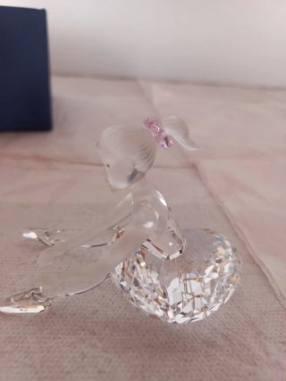 Ballerina Swarovski che si allaccia la scarpa