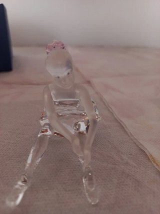 Ballerina Swarovski che si allaccia la scarpa