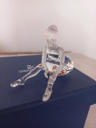 Ballerina Swarovski che si allaccia la scarpa