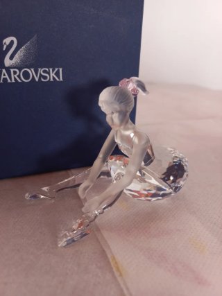 Ballerina Swarovski che si allaccia la scarpa
