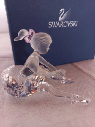 Ballerina Swarovski che si allaccia la scarpa