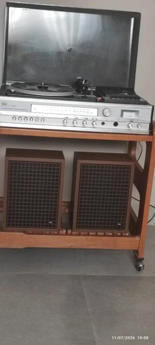 Tocadiscos Bettor EF 365 con altavoces