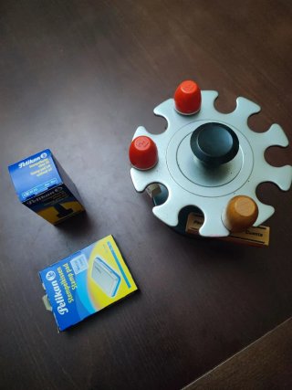 Porta sellos con tres sellos, tampon y tinta.