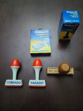 Porta sellos con tres sellos, tampon y tinta.