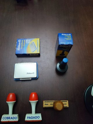 Porta sellos con tres sellos, tampon y tinta.