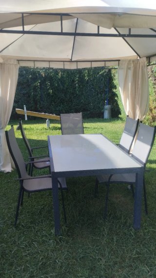 Mesa y 6 sillas de jardín. La mesa es extensible.