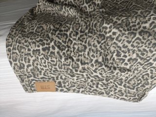 Pantalón vaquero estampado animal print