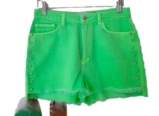 Shorts Verdes Neón con Tachuelas