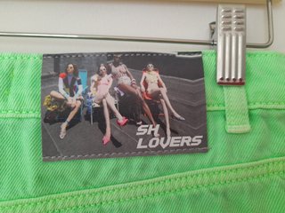 Shorts Verdes Neón con Tachuelas