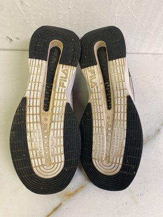 Zapatillas Fila Talla 46 Negras y Blancas