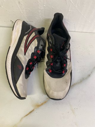 Zapatillas Fila Talla 46 Negras y Blancas