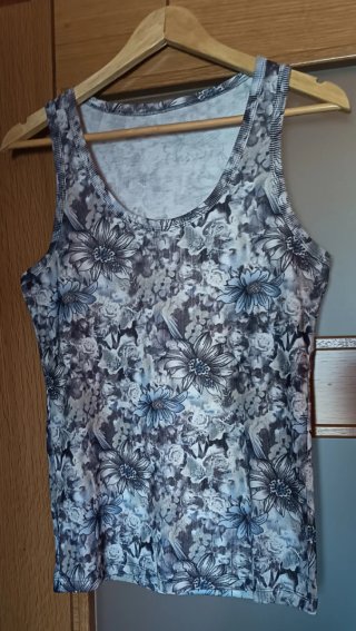 Camiseta tirantes floral.Talla 38/40