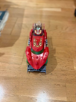 Coche de juguete rojo con diseño de tiburón