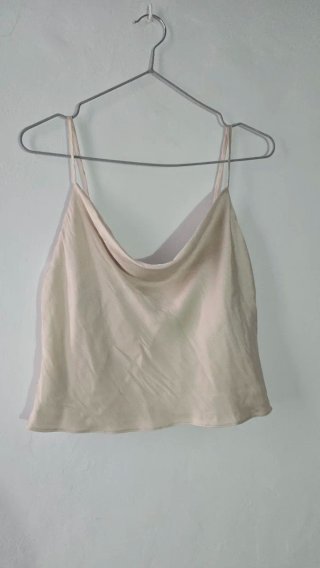 Top satén beige tirantes