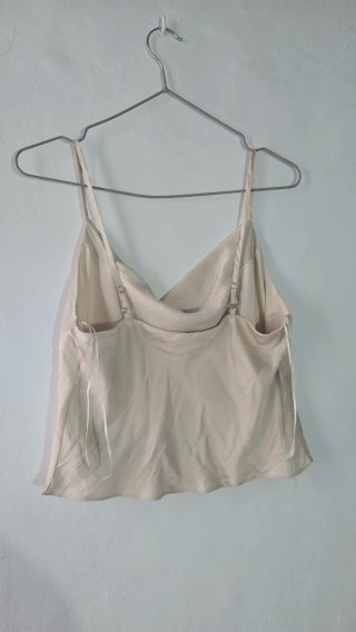 Top satén beige tirantes