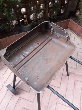 Barbacoa de hierro fundido con ruedas