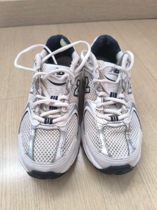 Zapatillas New Balance Plata y blancas