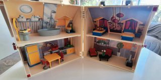 Casa de juguete con figuras
