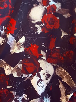 Camisa estampada calaveras y rosas