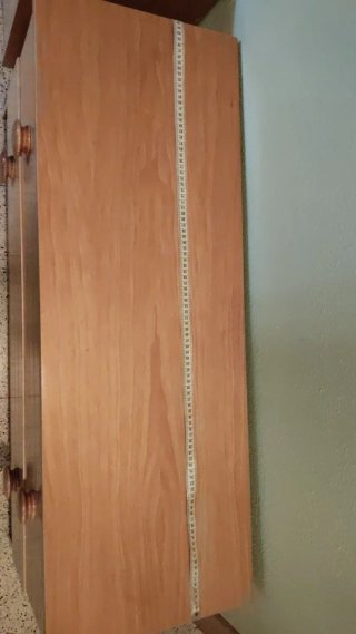 Cómoda y mesita de noche de madera