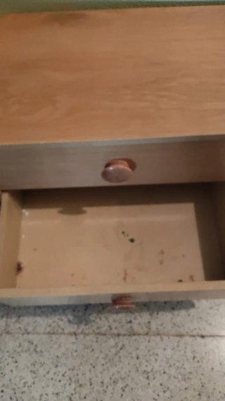 Cómoda y mesita de noche de madera