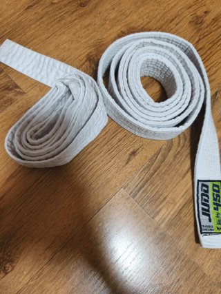 Cinturón Judo 450 Blanco talla 150 y el otro de ni
