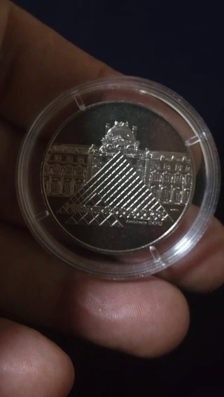 Medalla Victoria de Samotracia, Museo de Louvre