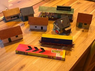 Set di case in miniatura per treni Faller HO