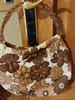 Bolso de mano floral con abalorios