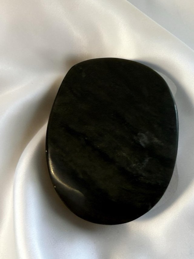 Escarabajo de obsidiana tallada