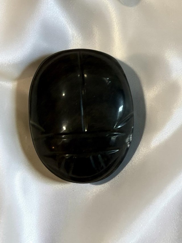 Escarabajo de obsidiana tallada