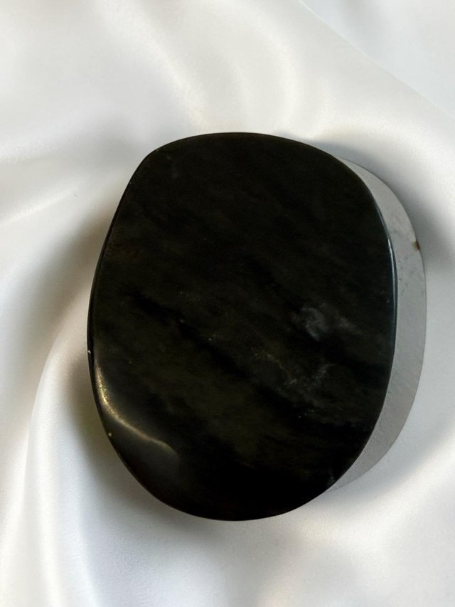 Escarabajo de obsidiana tallada